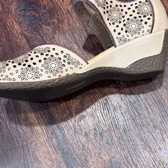 L.Artiste ,American beige Elegant Floral Mary Jane Heels - Picture 4 of 8